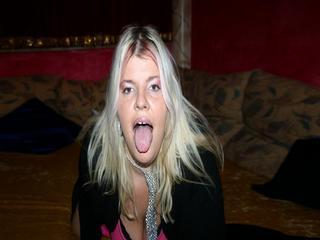 XXLPornogirl-Tanjalove - Hey, ich bin ein pralles und liebes XXL Luder. Ich bin offen für alles, von nett chatten und flirten, bis hin zu tabulosen Spielen - auch Life! Ich bin auch ein kleiner Schluckspecht und zu jeder Schandtat bereit. :-) - Alter: 30 / Stier - Größe: 165 / kräftig - Geschlecht: weiblich - Sexuelle Orientierung: bisexuell - Haarfarbe: blond / mittellang - Intimpiercing: keins - BH-Größe: E und mehr - Hautfarbe: weiss - Augenfarbe: braun - Intimrasur: teilrasiert