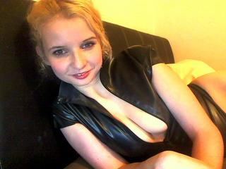 Wetjulia - Hey Süsser! Bist Du auch so geil wie ich? Dann komm zu mir in den Chat, und lass uns zusammen Spaß haben. Ich war heute auf dem Markt und habe Gemüse eingekauft... ;-) kannst ja schauen, was man damit noch so anstellen kann, außer kochen. Bis gleich.
- Alter: 28 / Steinbock - Größe: 170 / schlank - Geschlecht: weiblich - Sexuelle Orientierung: heterosexuell - Haarfarbe: blond / mittellang - Intimpiercing: Intimpiercing - BH-Größe: C - Hautfarbe: weiss - Augenfarbe: grün - Intimrasur: vollrasiert