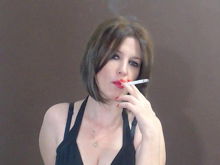 blackvelvet01 - I`m a cruel dominatrix - I like to be served as I deserve. I like to smoke and blow the smoke in your pathetic face. I`m intelligent, creative and have a great body. I like good, obedient slaves - who are ready to kneel and serve me. - Alter: 36 / Krebs - Größe: 165 / normal - Geschlecht: weiblich - Sexuelle Orientierung: bisexuell - Haarfarbe: blond / mittellang - Intimpiercing: keins - BH-Größe: D - Hautfarbe: weiss - Augenfarbe: grün - Intimrasur: vollrasiert