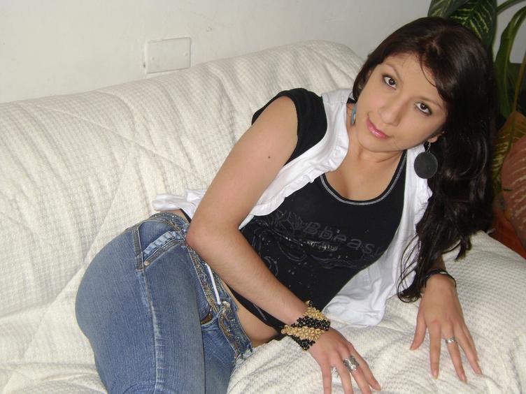 STEFY - I am a young girl who enjoy to talk and share time with people who loves to get fun and enjoy the moment. - Alter: 31 / Skorpion - Größe: 165 / sportlich - Geschlecht: weiblich - Sexuelle Orientierung: bisexuell - Haarfarbe: braun / lang - Intimpiercing: keins - BH-Größe: B - Hautfarbe: latina - Augenfarbe: braun - Intimrasur: teilrasiert