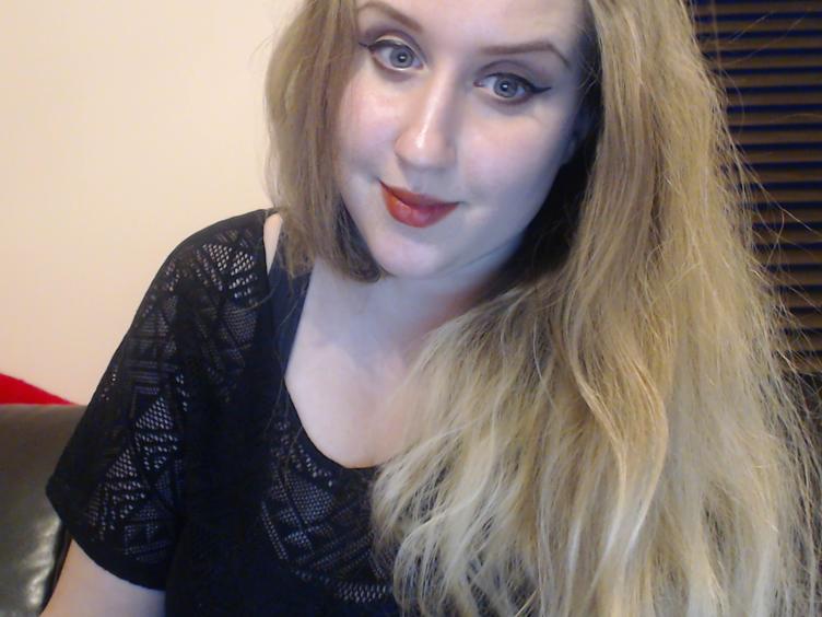AlisaAngell - Bin Alisa und suche hier etwas neues, Lust es zusammen zu Erkunden ? - Alter: 24 / Stier - Größe: 170 / normal - Geschlecht: weiblich - Sexuelle Orientierung: heterosexuell - Haarfarbe: blond / sehr lang - Intimpiercing: keins - BH-Größe: E und mehr - Hautfarbe: weiss - Augenfarbe: blau - Intimrasur: vollrasiert