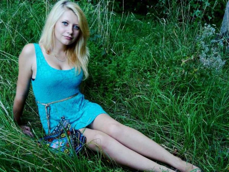 ChrisSit - Hello! I am nice blonde girl with very good imagination. In my room we can do many naughty things and be happy together. Im waiting for you. Kisses - Alter: 22 / Krebs - Größe: 170 / schlank - Geschlecht: weiblich - Sexuelle Orientierung: heterosexuell - Haarfarbe: blond / mittellang - Intimpiercing: keins - BH-Größe: B - Hautfarbe: weiss - Augenfarbe: blau - Intimrasur: teilrasiert