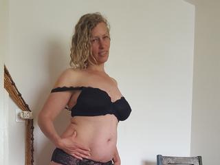 sexilady - Hallo ich freue mich auf dich wir können zusammen strippen und was dir sonst noch gefällt, sogar mit Dildo. Bis bald deine sexi lady - Alter: 51 / Krebs - Größe: 168 / normal - Geschlecht: weiblich - Sexuelle Orientierung: heterosexuell - Haarfarbe: blond / mittellang - Intimpiercing: keins - BH-Größe: D - Hautfarbe: weiss - Augenfarbe: blau - Intimrasur: teilrasiert