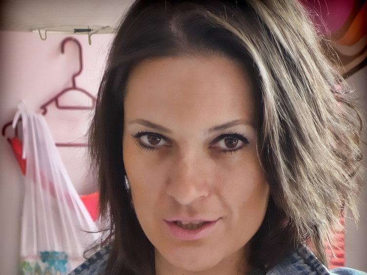 Squirtmanica - Ich bin geiles, multiorgasmisches und spritzendes Girl mit echten pulsierenden Orgasmen, Füßen und Strumpfhosen-Fetisch. Ich war ein paar Jahre Katalogmodell für ein deutsches Unternehmen und war auch Füße Modell / Meine Füße sind Größe UK7 oder EU 40 / Alle Arten von Fuß Aktivität macht mir Freude und ich bin ein echter Fußfetischist. - Alter: 37 / Krebs - Größe: 165 / normal - Geschlecht: weiblich - Sexuelle Orientierung: bisexuell - Haarfarbe: braun / mittellang - Intimpiercing: keins - BH-Größe: B - Hautfarbe: weiss - Augenfarbe: braun - Intimrasur: teilrasiert