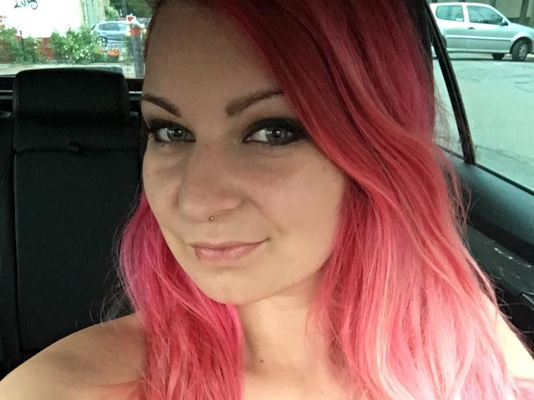 LisaKirsche - Na Hallo mein lieber
Ich bin Lisa Kirsche, 23 Jahre jung und wohne in Nürnberg. Ich bin gelernte Außendienstmitarbeiterin für den Verkauf von Kosmetik, habe aber einen stark ausgeprägten Drang zur Unanständigkeit und liebe es wenn mich Männer durch meine Bilder bewundern das macht mich so richtig scharf. Bei dem Gedanke wird mir gleich etwas anders und mein Höschen sehr feucht.
Ich bin ein zeige freudiges und vor allem sehr versautes Mädel und lebe mit viel Lust und Leidenschaft mein Sexleben öffentlich aus. Auch in der Live Cam bin ich sehr oft und mache mich geil und zeig Euch ALLES was ihr wollt. Ich liebe dieses Gefühl begehrt zu werden.
Lass uns doch mal kennen lernen und zusammen chatten. Ich freue mich auf Dich!
Deine Lisa Kirsche - Alter: 23 / Skorpion - Größe: 170 / kräftig - Geschlecht: weiblich - Sexuelle Orientierung: bisexuell - Haarfarbe: rot / lang - Intimpiercing: mehrere - BH-Größe: D - Hautfarbe: weiss - Augenfarbe: grau - Intimrasur: vollrasiert