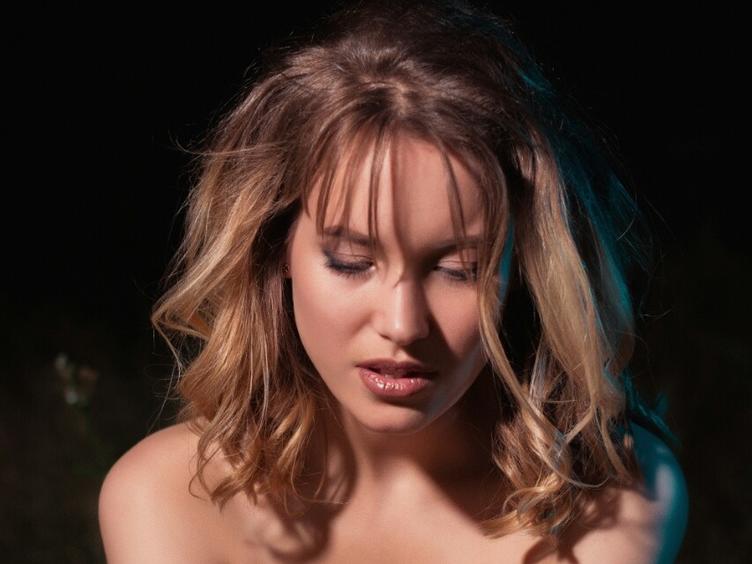 Deloresss - Ich will Zeit hier verbringen und Spaß haben, vielleicht ist es mit dir, das was ich suche? Wollen wir es testen? - Alter: 20 / Wassermann - Größe: 173 / schlank - Geschlecht: weiblich - Sexuelle Orientierung: bisexuell - Haarfarbe: brünett / lang - Intimpiercing: keins - BH-Größe: B - Hautfarbe: weiss - Augenfarbe: grün - Intimrasur: teilrasiert