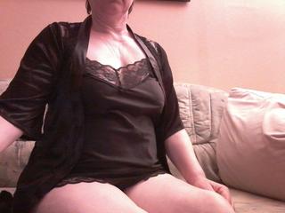 sexy-dolores - Hallo Du bist Du auch so neugierig wie ich auf alles was Spaß macht ?
Ich bin eine reife Frau die sich gerne zeigt, gerne heiße Emails schreibt und ja, meine Erotische Art teile ich sehr gerne mit andere mit.
Na, Lust auf mehr?
Lass uns schön heiß schreiben und chatten ..
- Alter: 55 / Widder - Größe: 168 / normal - Geschlecht: weiblich - Sexuelle Orientierung: heterosexuell - Haarfarbe: braun / kurz - Intimpiercing: keins - BH-Größe: C - Hautfarbe: weiss - Augenfarbe: grün - Intimrasur: vollrasiert