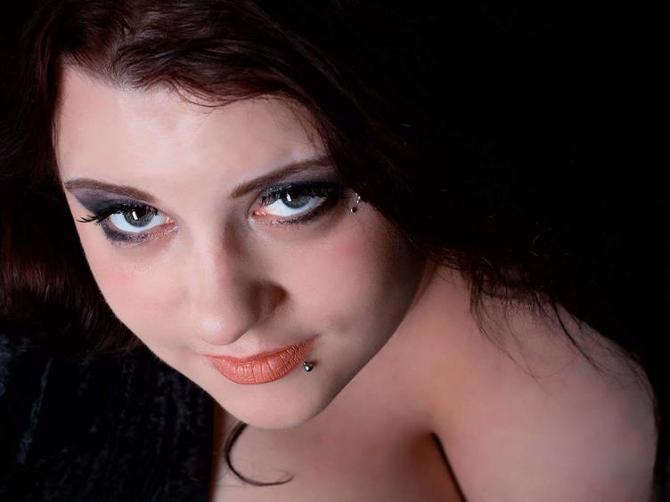 Violett-Porn - Hallo meine Lieben!!Ich bin eine echte Rubenslady mit tollen Kurven für echte Männer!!Privat bin ich in der Gegend um FFM anzutreffen!!Welche Männer können mit einer Frau wie mir umgehen??Meldet euch!! Ich freu mich!!Eure Violett - Alter: 26 / Fische - Größe: 160 / kräftig - Geschlecht: weiblich - Sexuelle Orientierung: bisexuell - Haarfarbe: braun / sehr lang - Intimpiercing: mehrere - BH-Größe: E und mehr - Hautfarbe: weiss - Augenfarbe: grün - Intimrasur: vollrasiert