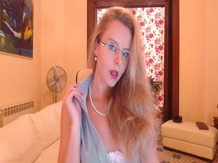 NylonPussy21 - Langbeiniges, extrem versautes Miststück zeigt Dir gern ALLES! Extrem und tabulos! Heels und Nylons, Sklavenerziehung und softdominante Rollenspiele. Lass Dich von mir sanft, aber nachdrücklich in die Welt der bizarren Erotik entführen. Feminisierung und Zofenausbildung. - Alter: 32 / Widder - Größe: 170 / normal - Geschlecht: weiblich - Sexuelle Orientierung: heterosexuell - Haarfarbe: blond / sehr lang - Intimpiercing: keins - BH-Größe: B - Hautfarbe: weiss - Augenfarbe: braun - Intimrasur: teilrasiert