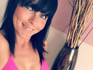 JuleSommer - Hey, ich bin Jule, eine versaute, süße Berlinerin die gerade ihr Singleleben in vollen Zügen genießt.
Ich liebe es mich dirty und geil vor der Cam zu präsentieren. - Alter: 29 / Steinbock - Größe: 165 / schlank - Geschlecht: weiblich - Sexuelle Orientierung: heterosexuell - Haarfarbe: braun / mittellang - Intimpiercing: Brustwarze - BH-Größe: B - Hautfarbe: weiss - Augenfarbe: blau - Intimrasur: vollrasiert