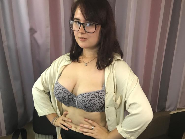 MeggieGe - Hello guys! Do you have girl in glasses and with sexy breasts? Come to my room to see it with me. - Alter: 19 / Wassermann - Größe: 165 / normal - Geschlecht: weiblich - Sexuelle Orientierung: heterosexuell - Haarfarbe: brünett / mittellang - Intimpiercing: keins - BH-Größe: B - Hautfarbe: weiss - Augenfarbe: braun - Intimrasur: teilrasiert