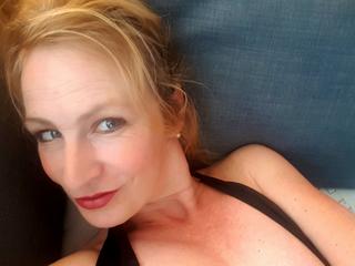 BAISE-MOI - Französisch ist nicht nur meine Lieblingssprache. :-) Also, schnell rein mit Dir, dann erzähl ich Dir mehr davon *zwinker*. Und übrigens: Sehr willkommen sind GENTLEMEN und SUGARDADDYS. :-) - Alter: 38 / Skorpion - Größe: 172 / schlank - Geschlecht: weiblich - Sexuelle Orientierung: bisexuell - Haarfarbe: blond / kurz - Intimpiercing: keins - BH-Größe: D - Hautfarbe: weiss - Augenfarbe: blau - Intimrasur: vollrasiert