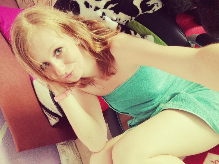 SweetElisa - Ich mag Dildospiele in Muschi und Po. Wenn Du mich in meiner Show siehst und dazu wi**st, ist das sehr geil für mich. ;) - Alter: 31 / Wassermann - Größe: 175 / normal - Geschlecht: weiblich - Sexuelle Orientierung: bisexuell - Haarfarbe: rot / lang - Intimpiercing: keins - BH-Größe: C - Hautfarbe: weiss - Augenfarbe: blau - Intimrasur: teilrasiert