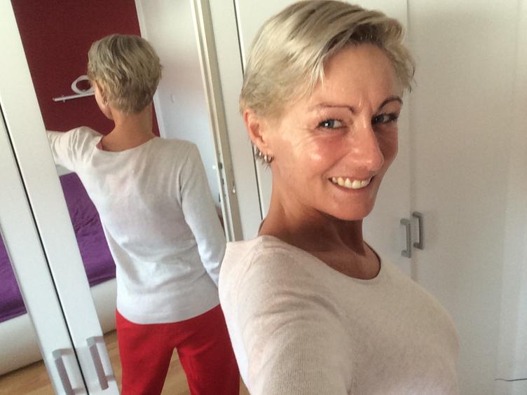 Ramona-Deluxe - Hallöchen. Mein Name ist Ramona. Ich bin 32 Jahre alt und wohne in der Nähe von Halle / Saale. Ich liebe es neue Leute kennen zu lernen und mit ihnen Spaß zu haben. Gerne chatte ich, zeige mich vor der Cam und drehe geile Clips... Ich bin immer gut drauf und offen für Neues..hehe... Na, hab ich Dich neugierig gemacht? Dann schau Dich doch mal bei mir um und melde Dich. Würde mich freuen. Küsschen - Alter: 34 / Waage - Größe: 170 / normal - Geschlecht: weiblich - Sexuelle Orientierung: bisexuell - Haarfarbe: blond / kurz - Intimpiercing: Bauchnabel - BH-Größe: E und mehr - Hautfarbe: gebräunt - Augenfarbe: blau - Intimrasur: vollrasiert