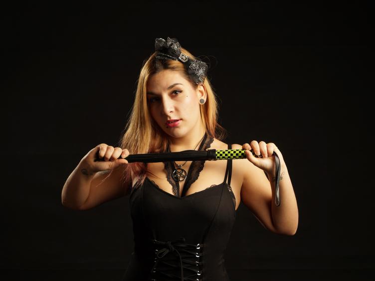 NinaMoonX - I`m a natural girl who needs a knight to play with her pussy and then ride into the sunset - Alter: 23 / Jungfrau - Größe: 165 / normal - Geschlecht: weiblich - Sexuelle Orientierung: heterosexuell - Haarfarbe: blond / lang - Intimpiercing: keins - BH-Größe: C - Hautfarbe: weiss - Augenfarbe: braun - Intimrasur: vollrasiert