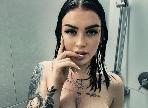 AmeliaBrunet - Sexy tatowiertes, bruenettes Maedchen mit natuerlichen Ti**en und kecken Hintern.