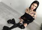 VenomDoll - Dominante, selbstbewusste Brünette mit aufregenden Tattoos und einer grenzenlosen Einstellung.