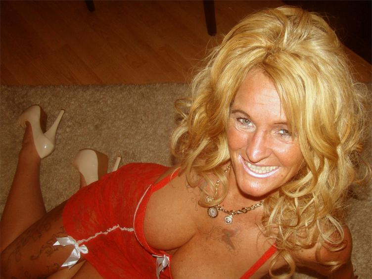 Deluxe-Chantal - Ich bin eine dauergeile F*CKMAUS, die es liebt sich zu zeigen und hier geile
Abenteuer sucht. Bei mir geht es - immer und überall - sofort zur Sache... vor der Cam, in den
Videos, und wenn DU brav bist, dann... Also erlebe mich, und besuche mich im Chat, um deine Phantasien Wirklichkeit werden zu lassen. Kuss!
- Alter: 48 / Stier - Größe: 168 / sportlich - Geschlecht: weiblich - Sexuelle Orientierung: heterosexuell - Haarfarbe: blond / sehr lang - Intimpiercing: Intimpiercing - BH-Größe: D - Hautfarbe: gebräunt - Augenfarbe: blau - Intimrasur: vollrasiert