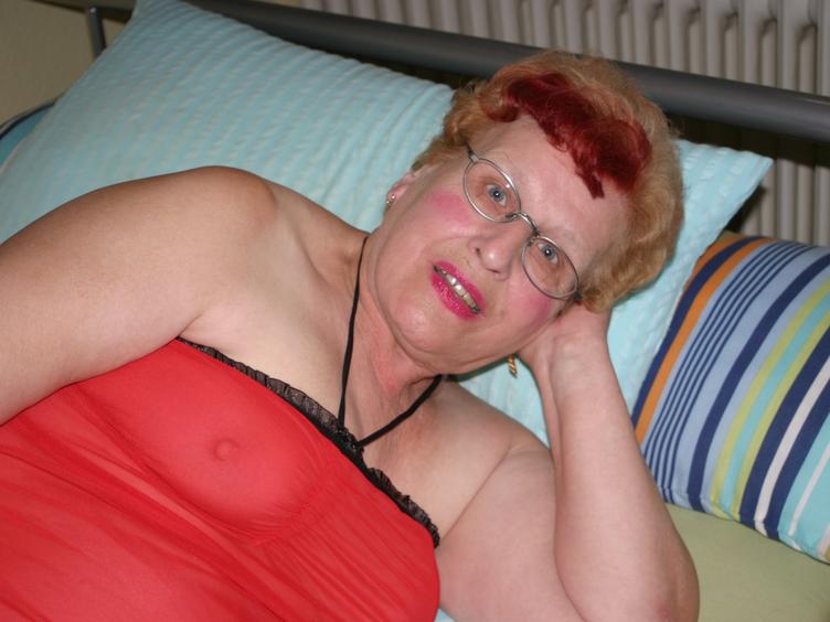 HeisseOma - Ich bin eine 75 Jahre alte Oma und will einfach mal wissen, ob ich noch begehrenswert bin. Schaut Euch meine Bilder und Videos mal an... Über Livecam bin ich auch zu sehen... Zeigt mir Eure dicken Lümmel, ich brauche das - Eure heisse Oma! Wie Du schon feststellen kannst, würde ICH auch gerne sehen, mit wem ich das Vergnügen habe. Hoffentlich hast Du Cam2Cam... - Alter: 74 / Schütze - Größe: 158 / mollig - Geschlecht: weiblich - Sexuelle Orientierung: heterosexuell - Haarfarbe: blond / kurz - Intimpiercing: keins - BH-Größe: C - Hautfarbe: weiss - Augenfarbe: grau - Intimrasur: vollrasiert