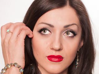 AZALIYA - I really love webcam chat! Be nice and kind 2 me and I`ll do my best! I am cheeky, funny girl! I`d love 2 know better any guys with gr8 personality and full of life! Be cool and I will be more than just a Playground 4U! - Alter: 31 / Krebs - Größe: 173 / normal - Geschlecht: weiblich - Sexuelle Orientierung: heterosexuell - Haarfarbe: braun / sehr lang - Intimpiercing: keins - BH-Größe: C - Hautfarbe: weiss - Augenfarbe: grün - Intimrasur: vollrasiert