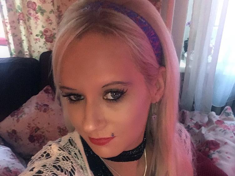 Hot-Julia - Na, bist du auch so heiss und möchtest mehr von mir sehen? Dann komm schnell zu mir!! - Alter: 30 / Steinbock - Größe: 176 / schlank - Geschlecht: weiblich - Sexuelle Orientierung: heterosexuell - Haarfarbe: blond / lang - Intimpiercing: Intimpiercing - BH-Größe: B - Hautfarbe: gebräunt - Augenfarbe: blau - Intimrasur: vollrasiert