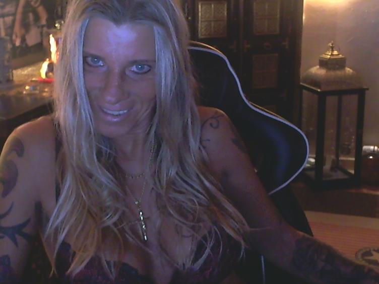 Ginga - Bin eine Frau die Sex braucht, meine Pussy ist rasiert und gepierct! Ich befriedige mich sehr viel selbst, der besondere Kick ist, wenn man(n) mir zuschaut! ;-) - Alter: 50 / Löwe - Größe: 173 / schlank - Geschlecht: weiblich - Sexuelle Orientierung: heterosexuell - Haarfarbe: blond / lang - Intimpiercing: mehrere - BH-Größe: C - Hautfarbe: gebräunt - Augenfarbe: blau - Intimrasur: vollrasiert