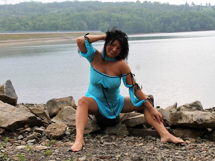 Mabel - Hallo, ich sende hier und zeige mich geil und nackt vor der Cam, weil Sex mir richtig Spass macht. Ich werde gerne Deine geile Stute, die es DIR richtig besorgt... Ich liebe Leidenschaft, küssen, D*ldos und noch vieles mehr... Komm, und gib`s mir, bitte... - Alter: 50 / Waage - Größe: 168 / mollig - Geschlecht: weiblich - Sexuelle Orientierung: heterosexuell - Haarfarbe: schwarz / mittellang - Intimpiercing: keins - BH-Größe: DD - Hautfarbe: weiss - Augenfarbe: blau - Intimrasur: teilrasiert