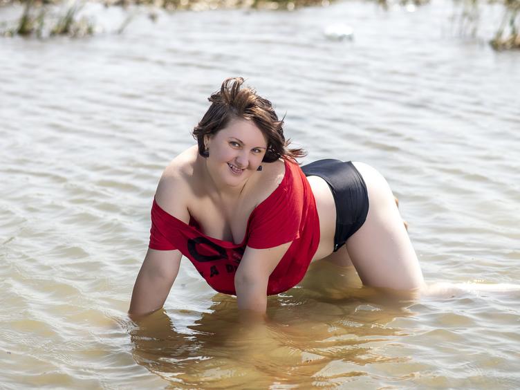 AnalLora - Ich bin eine geile Rothaarige, und ich genieße es vor der Kamera zu sein und hier virtuellen Sex zu haben. - Alter: 30 / Waage - Größe: 170 / normal - Geschlecht: weiblich - Sexuelle Orientierung: bisexuell - Haarfarbe: rot / mittellang - Intimpiercing: keins - BH-Größe: B - Hautfarbe: weiss - Augenfarbe: braun - Intimrasur: vollrasiert