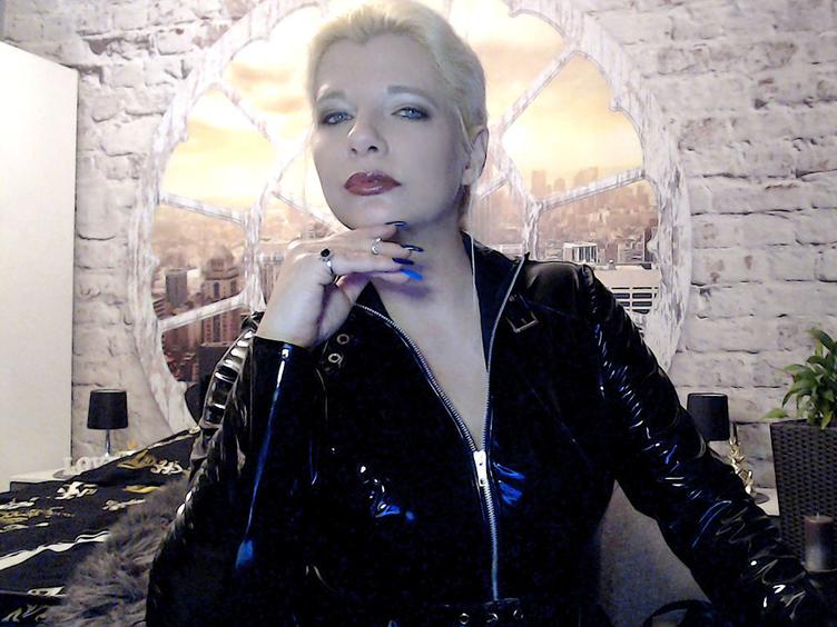 Lady-Doro - Du brauchst eine strenge Hand, die dich leitet und dir deine Grenzen aufzeigt? Dann melde dich bei deiner Lady Doro, denn ich übernehme gerne deine weitere Erziehung.
Frauen nicht nur achten sondern ihnen auch noch jeden Wunsch von den Augen ablesen. Wenn du diese Regel befolgst dann mache ich aus dir einen guten Sklaven! - Alter: 41 / Löwe - Größe: 158 / normal - Geschlecht: weiblich - Sexuelle Orientierung: bisexuell - Haarfarbe: blond / lang - Intimpiercing: Brustwarze - BH-Größe: B - Hautfarbe: gebräunt - Augenfarbe: grün - Intimrasur: vollrasiert