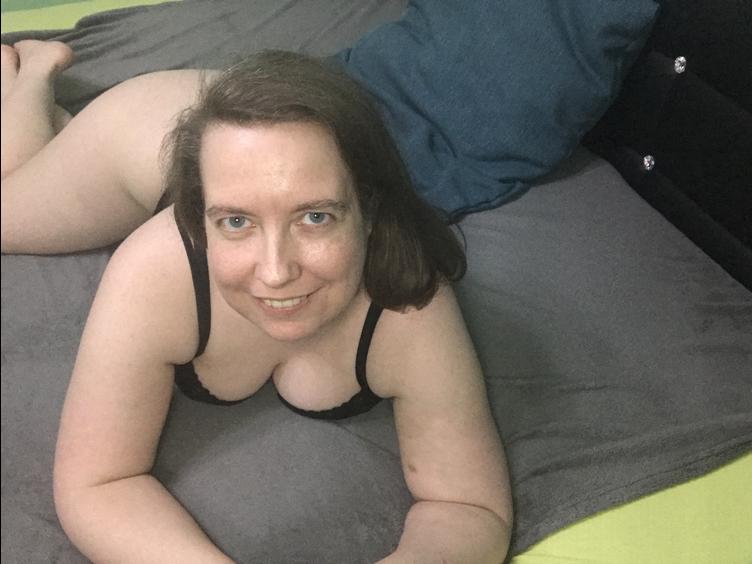SexyAmyX - Ich bin nass, geil und versaut - komm einfach zu mir rein und werde von meiner erotischen Stimme in den Bann gezogen, denn sie ist für Dirty Talk gemacht. Verrate mir was dir gefällt - Hemmungen brauchst du dabei nicht zu haben. Lebe mit mir deine Fantasien und Sehnsüchte aus oder lass uns Neues zusammen entdecken und ausprobieren. - Alter: 37 / Krebs - Größe: 151 / mollig - Geschlecht: weiblich - Sexuelle Orientierung: bisexuell - Haarfarbe: blond / mittellang - Intimpiercing: Brustwarze - BH-Größe: C - Hautfarbe: weiss - Augenfarbe: blau - Intimrasur: teilrasiert